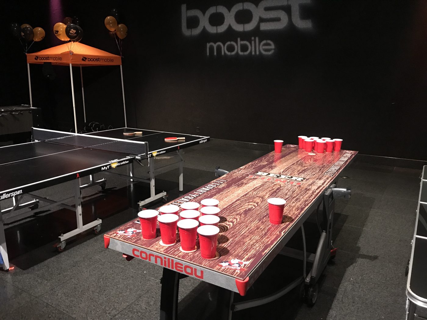 Kings Cup gra w karty z piwnymi karami Kubek piwa w środku stołu otoczony kartami do gry Kings z rozbawionymi uczestnikami