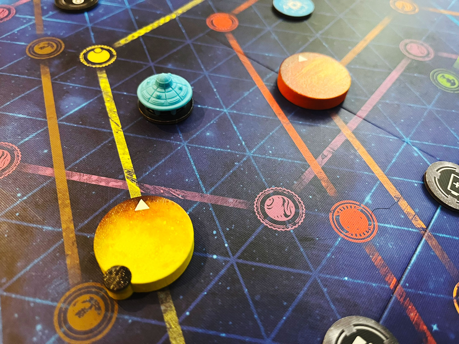 Twilight Imperium galaktyczna strategia kosmiczna Galaktyczna mapa Twilight Imperium z sektorami flotami statków i żetonami imperiów