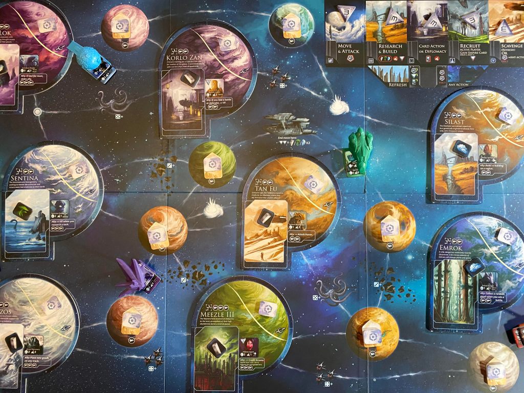 Planszówki science fiction na stole z figurkami statków kosmicznych planetami i kosmitami