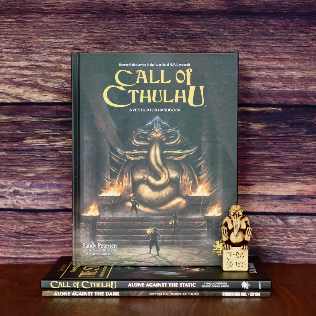 Badacz z bronią palną strzela do kultysty na ulicach Arkham podczas inwazji