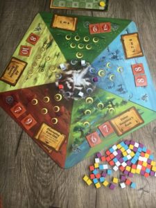 Różne kolorowe pudełka gier planszowych z motywami zwierząt na drewnianym stole