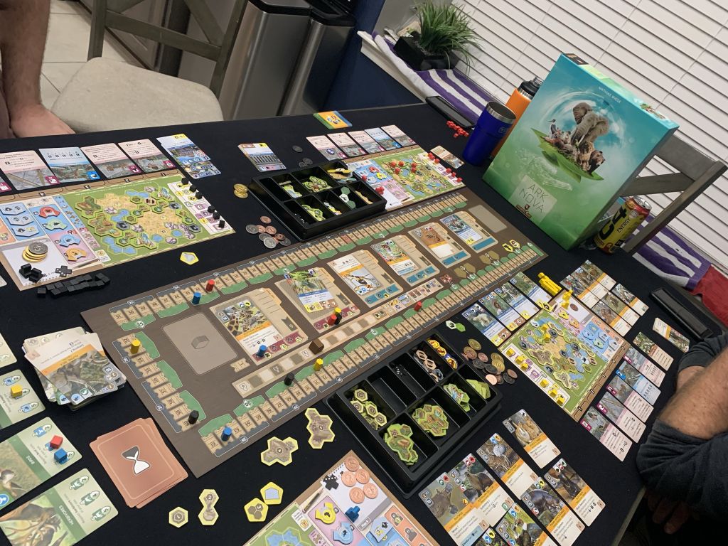 karta akwarium z pingwinami pływającymi i rybami w basenie wodnym