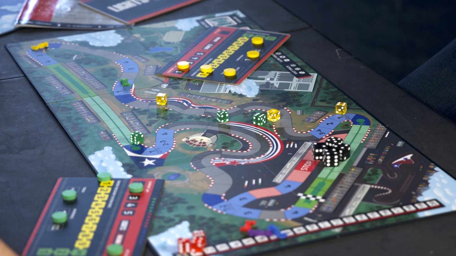 karty pit stop rozłożone na stole przy torze wyścigowym