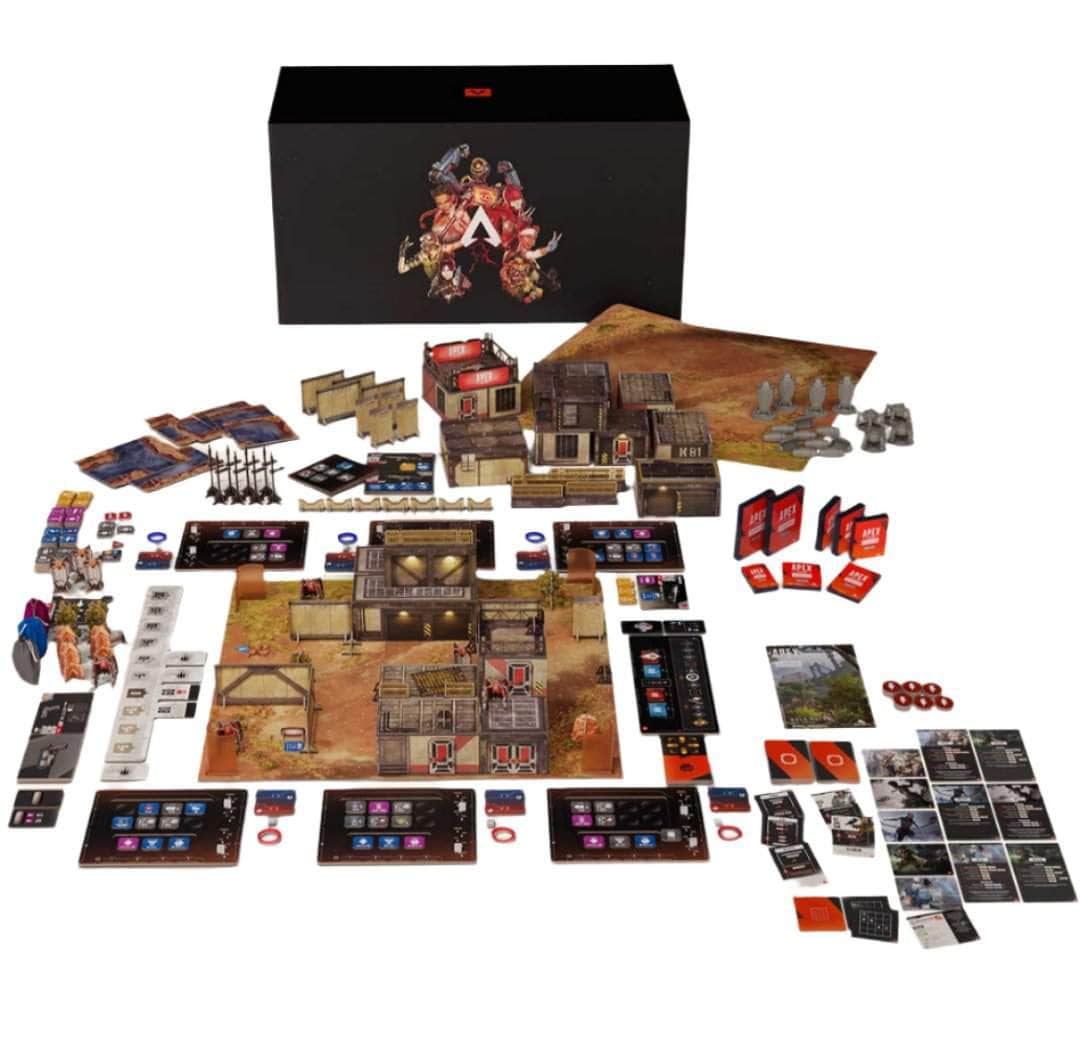 pudełko gry Friday otwarte z pirackimi kartami i żetonami na macie