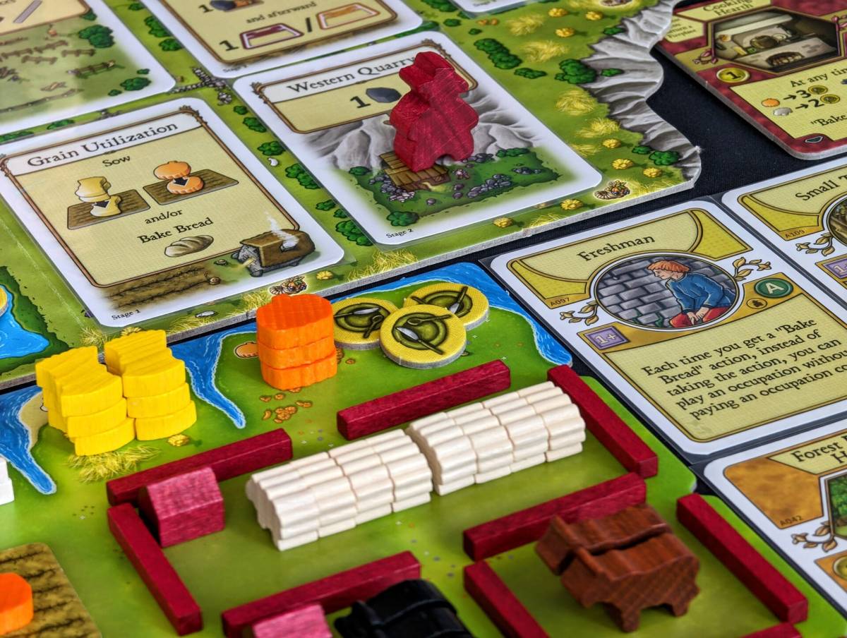 owce i pastwiska w grze Agricola białe owcze kafle otoczone płotami na planszy farmy