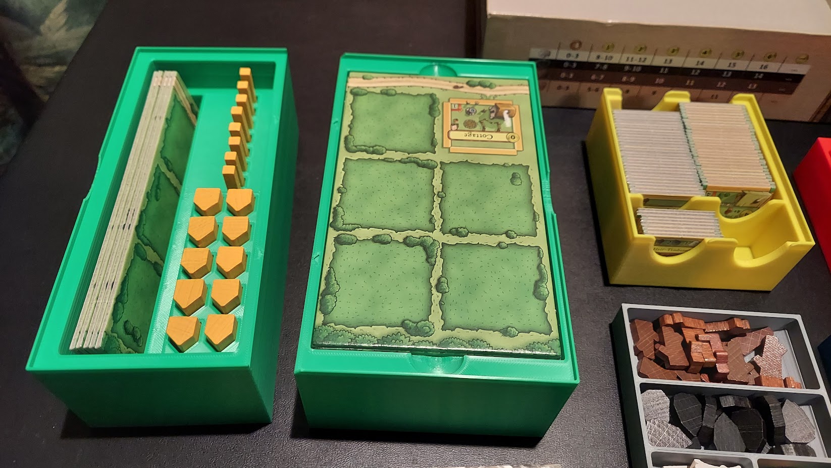 krowy i świnie w Agricoli krowy i świnie na zielonych pastwiskach z płotami wokół