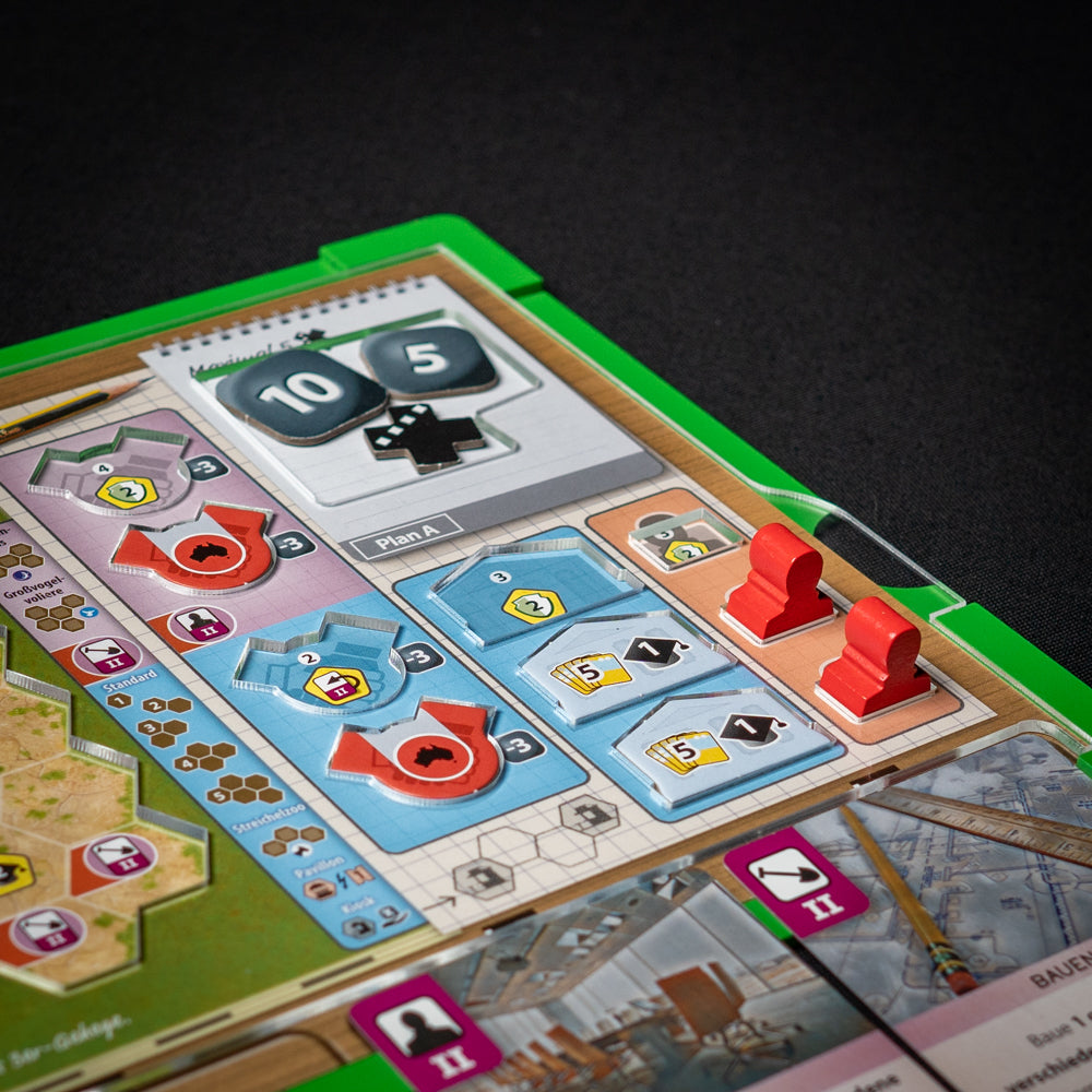 plastikowe znaczniki zwierząt jak żyrafy i słonie na planszy zoo