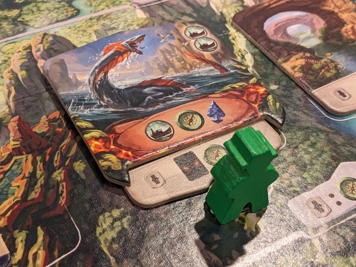 karta artefaktu złoty idol z oczami i runami na kamiennym piedestale