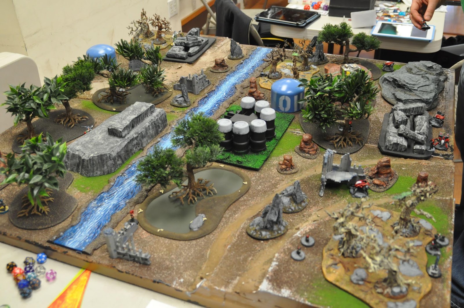 pudełko z grą Axis and Allies z mapą i stosem żetonów wojskowych