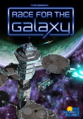karty planet w grze planszowej karty z ilustracjami planet i gwiazd w ręku gracza