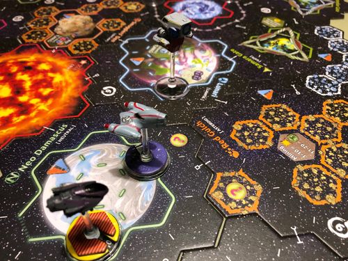 pionki kosmiczne w akcji pionki w kształcie satelitów i asteroid na planszy