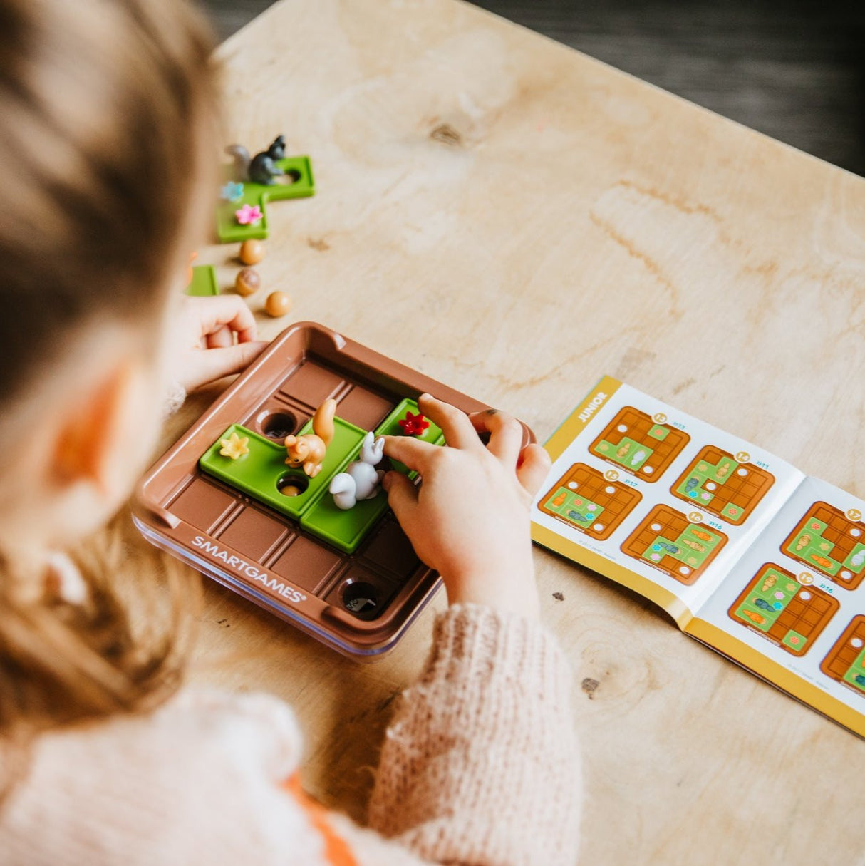 układanie puzzli z siostrą młodszy brat pomagający starszej siostrze w układaniu puzzli z obrazkami